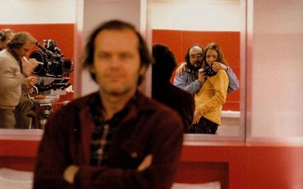4. Jack Nicholson kendisini çektiğini zannederken, Stanley Kubrick kızıyla aynada özçekim yapıyor.