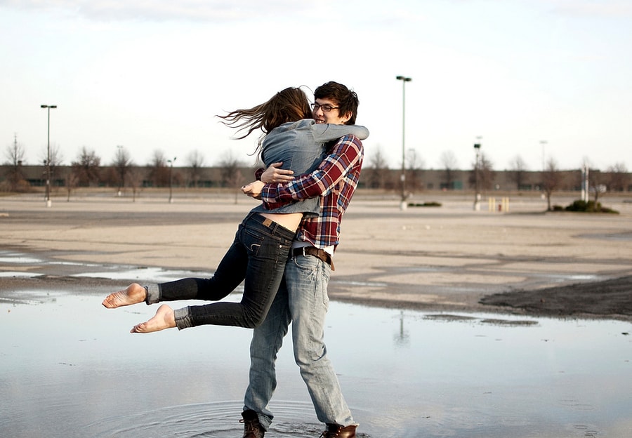 девушка кружит мужика. влюбленные на море. мужчина несет женщину на руках. парень кружит девушку на руках. кружу на руках.