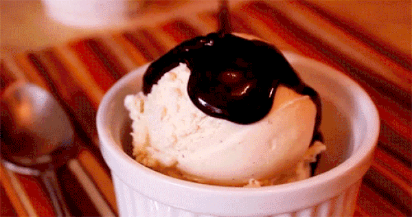 5. Lezzetli mi lezzetli bir Dondurmalı Profiterol.