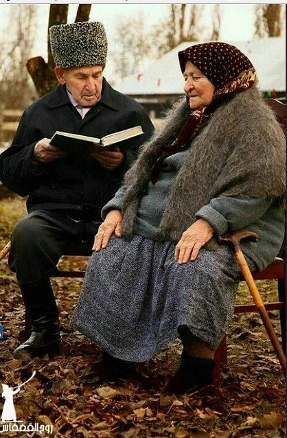 Kadınlar eşlerini seçer, “kız isteme, kız verme, başlık parası” gibi kavramlar yoktur.