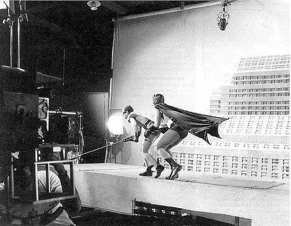 23. 1966 yapımı "Batman" filminde Batman ve Robin gökdelene tırmanırlarken..