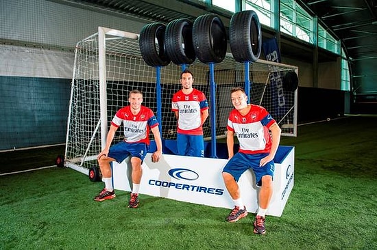 Arsenal'li Podolski, Özil ve Cazorla'nın Frikik Yarışması