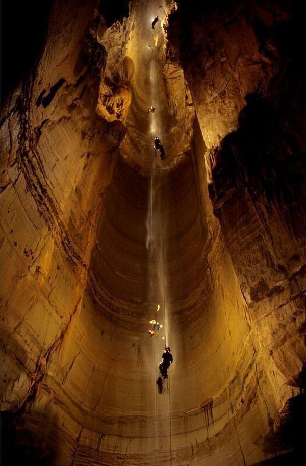 Mağara,Abhazya'nın Gagra şehrinde yer alıyor..