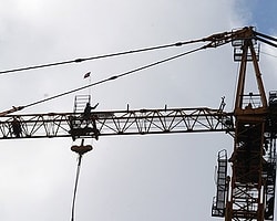 Bayrama Vinç Üstünde Girdiler