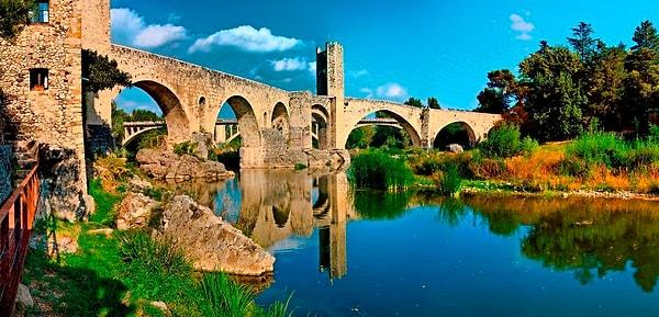 Old Bridge Over Fluvià's River, İspanya