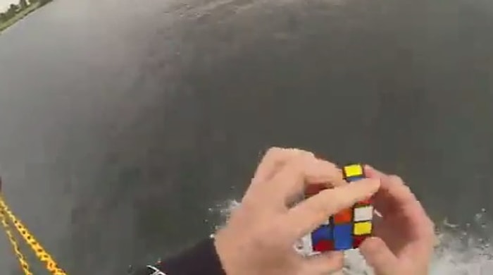 Sörf Yaparken Rubik Küp Çözmek