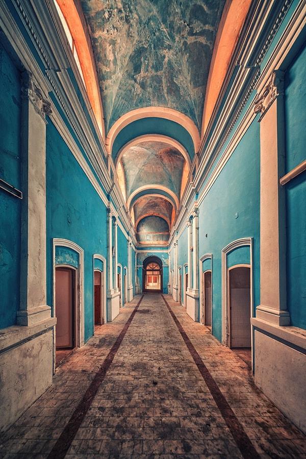 27. Terk edilmiş bir saraydan koridor..