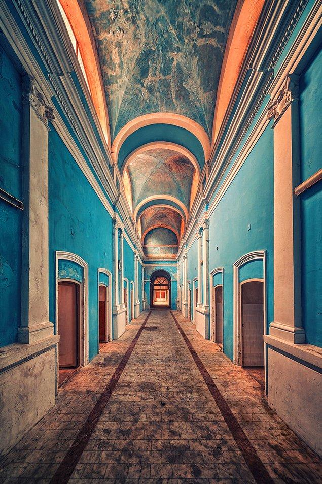 27. Terk edilmiş bir saraydan koridor..