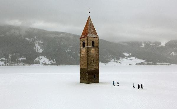 32. Donmuş bir gölde yükselen kilise kulesi, Reschen, Italy