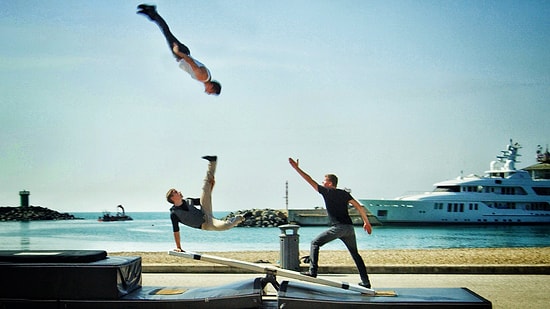 Tahterevallide Çılgınlar Gibi Takla Atıp Gösteri Yapmak