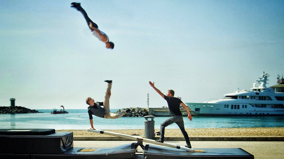 Tahterevallide Çılgınlar Gibi Takla Atıp Gösteri Yapmak