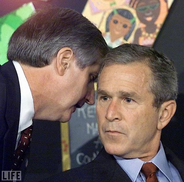 4. Başkan Bush, İkiz Kulelere çarpan ikinci uçağın haberini alıyor. Bu sırada Bush, Florida'da bir ilkokulda çocuklara kitap okuyordu. (2001)