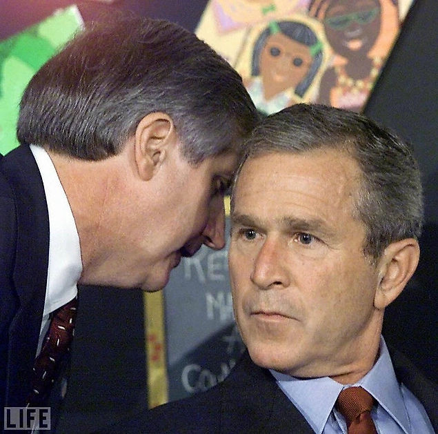 Başkan Bush, İkiz Kulelere çarpan ikinci uçağın haberini alıyor. Bu sırada Bush, Florida'da bir ilkokulda çocuklara kitap okuyordu. (2001)