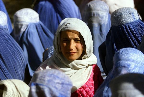 6. Genç bir Afgan kadın, 5 yıllık Taliban şeriat kanunlarından sonra ilk kez kamusal alanda yüzünü açıyor. (2001)