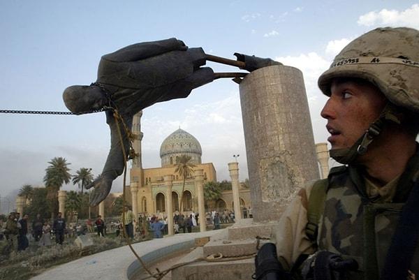 10. Amerika'nın Irak işgali başladıktan 1.5 ay sonra, Amerikan Deniz Kuvvetleri'nden Kirk Dalrymple, Bağdat'ta heykelin düşüşünü izliyor. (2003)