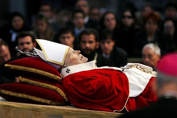 18. Hristiyan dünyasının lideri Papa II. John Paul'ün ölümü (2005)