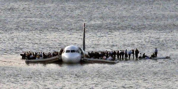 29. Amerikan havayollarından bir uçağın denize düşmesi ve mucizevi bir şekilde herkesin kurtulması da dönemin önemli olaylarındandı. (2009)