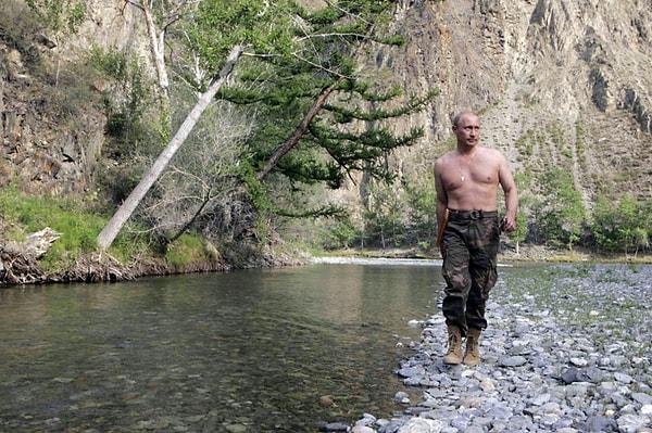 30. Vladimir Putin'in Sibirya'da üstsüz verdiği ve avlanırken çekilen fotoğraflar da 'biz daha bitmedik !' mesajını vermek üzerineydi. (2009)