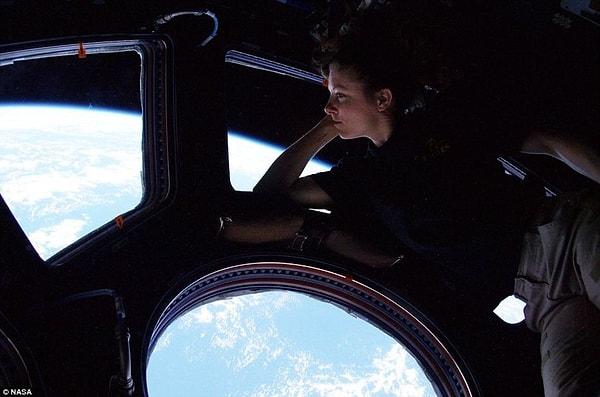 33. Tracy Caldwell yukardan Dünya'ya bir bakış atarken (2010)