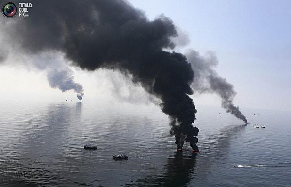 34. Meksika Körfezi'nde meydana gelen petrol sızıntısı Louisiana'ya kadar ulaştı ve Amerikan tarihinin en büyük petrol sızıntısı oldu. (2010)