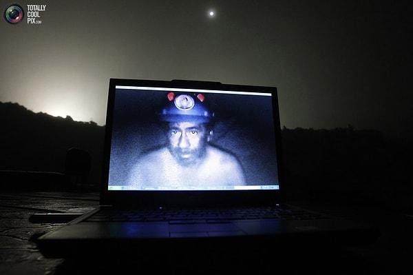 35. Şili'de bir madende 21 gün boyunca mahsur kalan işçilerle yapılan görüşmeden (2010)