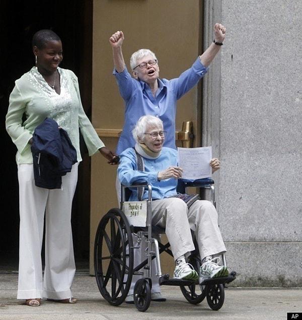 36. 76 yaşındaki Phyllis Siegel ve 84 yaşındaki Connie Kopelov New York'ta evlenen ilk eşcinsel çift oldular.(2011)