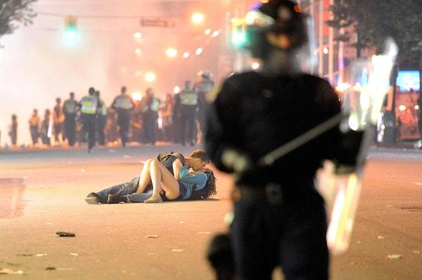 37. Yine simge fotoğraflardan birisi. Vancouver İsyanı'nda hiçbir şeye aldırış etmeden sokak ortasında öpüşen çift (2011)