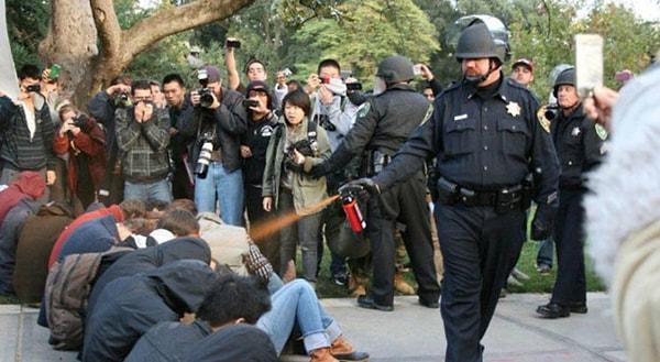 41. Kaliforniya Üniversitesi'nde protestoculara rastgele biber gazı sıkan bir polis (2011)