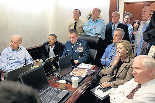42. Barack Obama ve kabinesinin diğer üyeleri, Usame Bin Ladin'in öldürülmesiyle sonuçlanan operasyonu izlerken (2011)