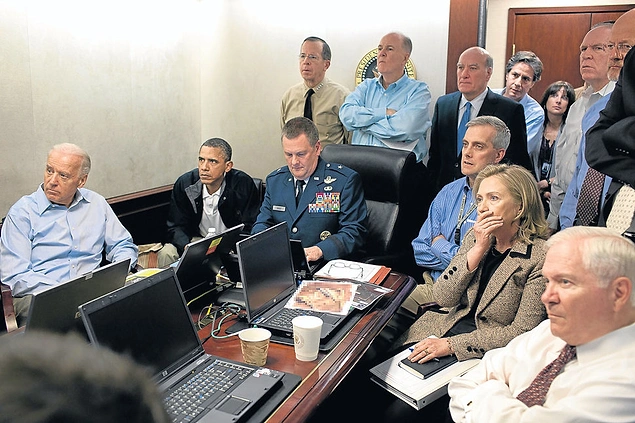 Barack Obama ve kabinesinin diğer üyeleri, Usame Bin Ladin'in öldürülmesiyle sonuçlanan operasyonu izlerken (2011)