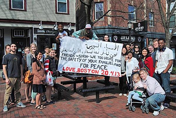 50. Yukarıdaki mesaja cevap olarak Boston'dan gönderilen barış pankartı (2013)
