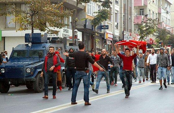Sultangazi'de HDP binasına saldırı
