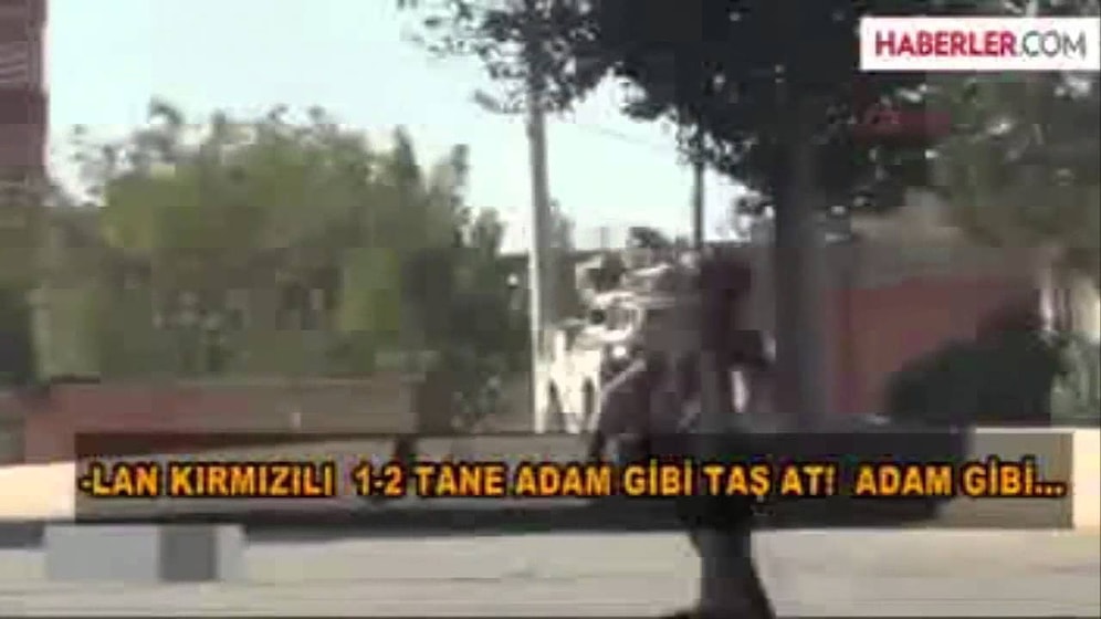 Polisten Göstericiye: 'Lan Kırmızılı Adam Gibi Taş At'
