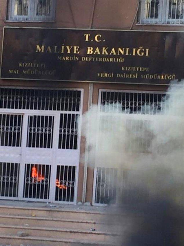 Mardin'in Kızıltepe ilçesinde göstericiler vergi dairesini ateşe verdi.