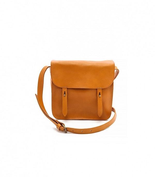 11. Yıllar geçtikçe muhtemelen daha da güzel görünecek; minimalist, deve tüyü rengi bir çanta.