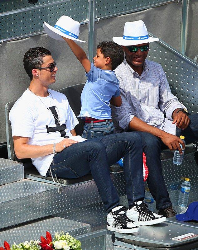 11. Cristiano Ronaldo ve oğlu Cristiano Jr.