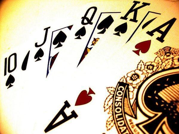 2. Poker'de en büyük el olan Royal Flush (Floş Royal)'ın gelme şansı 649.740'da 1'dir