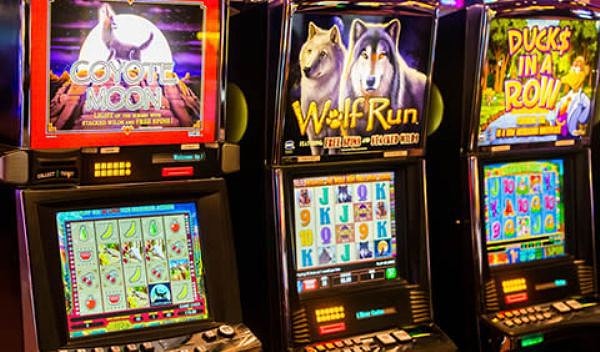 17. Slot makinelerinden tek seferde kazanılan en büyük ikramiye 39 Milyon Dolardır! 1999 yılında Las Vegas'ta şanslı bir kadına denk gelmiştir.