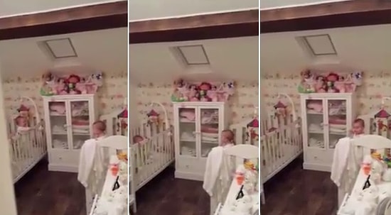 Yataklarında Karşılıklı "Ce ee" Oyunu Oynayan Müthiş Sevimli İkiz Bebekler