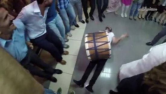 Tokmağı Vururken Boyut Değiştiren Davulcu