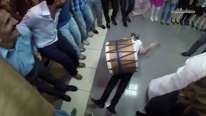 Tokmağı Vururken Boyut Değiştiren Davulcu