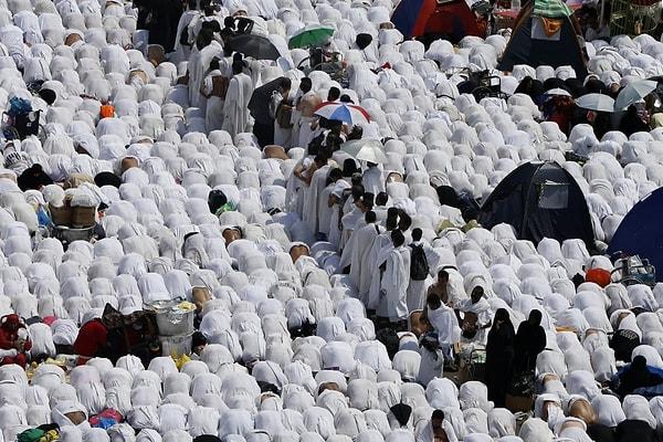 4. Hac ibadeti için Mekke'ye gelen her erkek beyaz ve birbirine benzeyen kıyafetler giymeli. Bu gelenek bireyler arasındaki eşitliği ve kardeşliği sembolize eder.