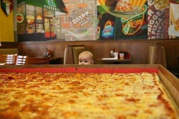 26. Bonus: Ancak belki en büyük benzerlik, bir sarhoşun ve bir bebeğin pizzaya bakışlarıdır.