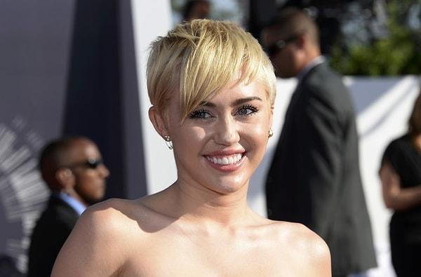 14. Oldukça ilginç bir bilgi olarak, Miley Cyrus hayatında hiçbir zaman porno oyunculuğu yapmamış olmasına rağmen, kadınlar tarafından en çok aranan isimler içerisinde 13. sırada