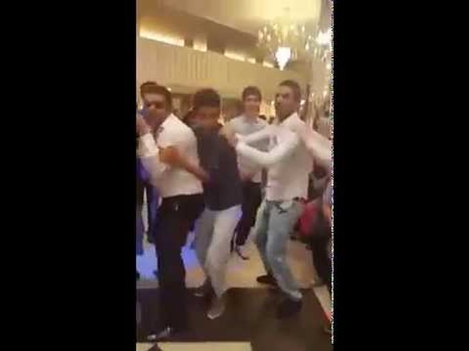 Hunharca Halay Çeken Gençler