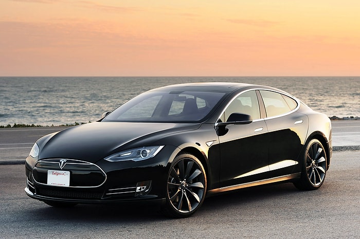 Tesla’dan İki Motorlu Araba!