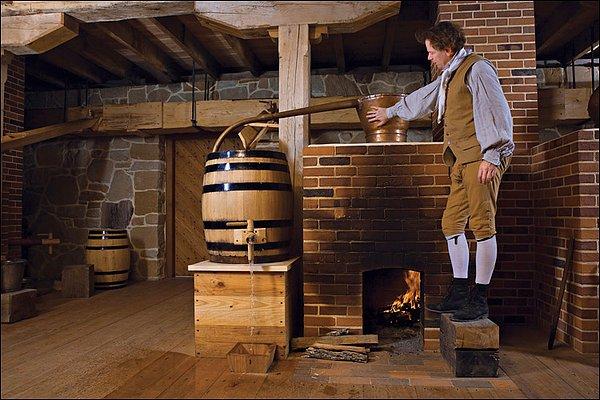 19. ABD’nin ilk başkanı olmasının ardından George Washington, Mount Vernon ekim alanına, viski damıtma tesisi yaptırmıştır.