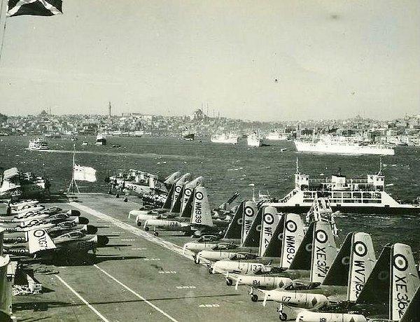 17. 1958, "Eagle Uçak gemisi"nden İstanbul Silüeti