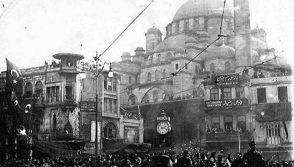 1. 6 Ekim 1923, Yeni Cami önü