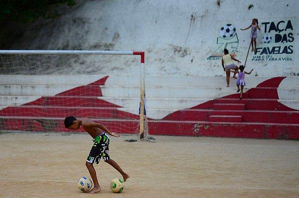 9. Cidade de Deus mahallesinde futbol oynayan çocuklar. Nisan 2013